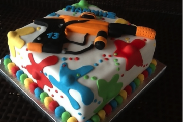 Un gâteau d’anniversaire sur le thème du paintball ? On dit oui !