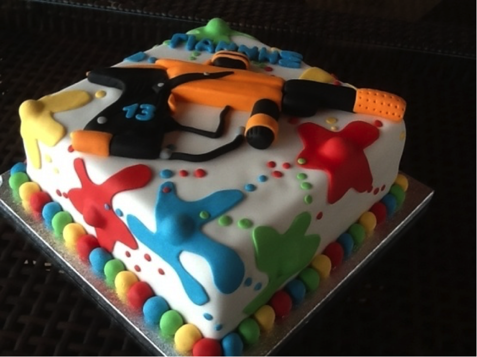 Торт мальчику классический. Торт для мальчика. Украшение торта для мальчика. Торт на день рождения мальчику. Украшение торта для мальчика 7 лет.